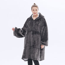 Laden Sie das Bild in den Galerie-Viewer, Heated Wearable Blanket Hoodie with Battery Pack - Keillini